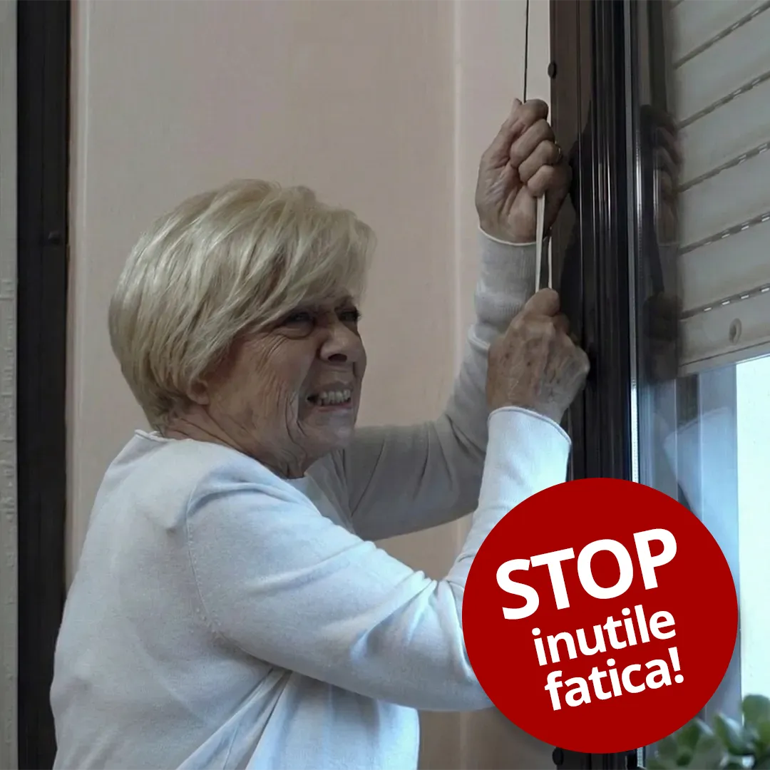 Signora che fa fatica ad alzare le tapparelle